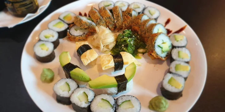 Asijská restaurace: 30 až 60 ks sushi s wasabi, zázvorem a sushi salátem
