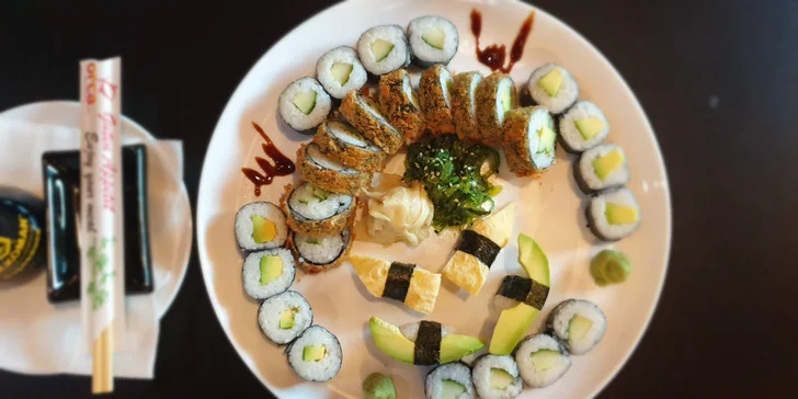 Asijská restaurace: 30 až 60 ks sushi s wasabi, zázvorem a sushi salátem