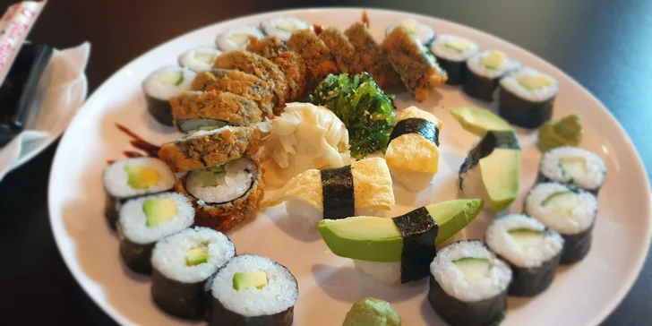 Asijská restaurace: 30 až 60 ks sushi s wasabi, zázvorem a sushi salátem