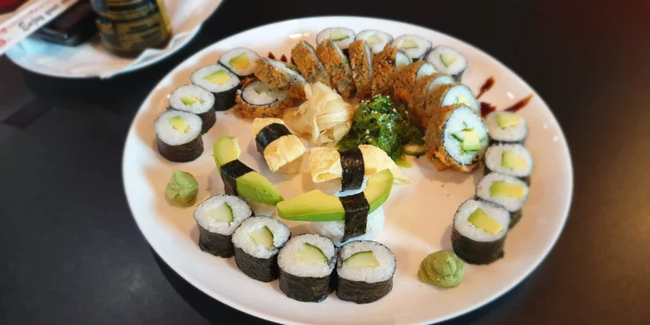Asijská restaurace: 30 až 60 ks sushi s wasabi, zázvorem a sushi salátem