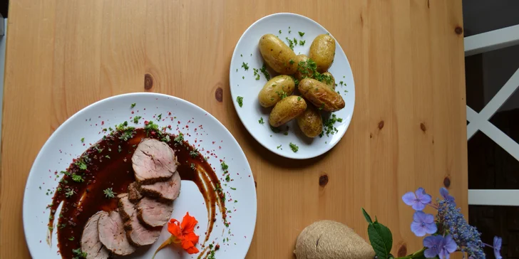 Romantické tříchodové menu při svíčkách: hráškový krém, panenka i vafle