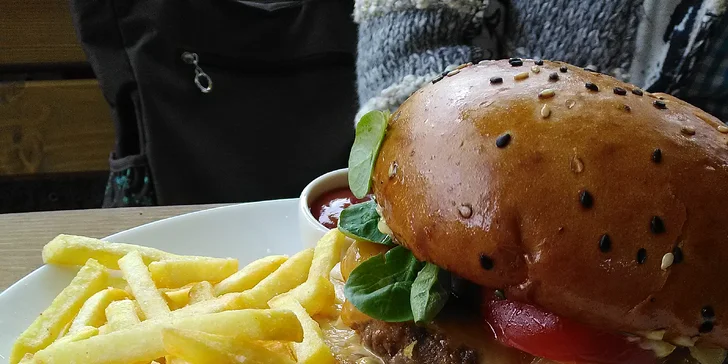 Poctivý burger v zahradní restauraci ve Štruncových sadech: 3 druhy