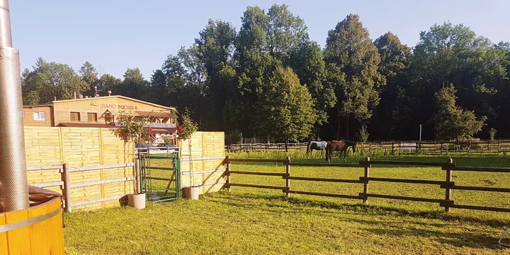 Pár super dnů s polopenzí v chatičkách nebo ve srubu na koňském ranči