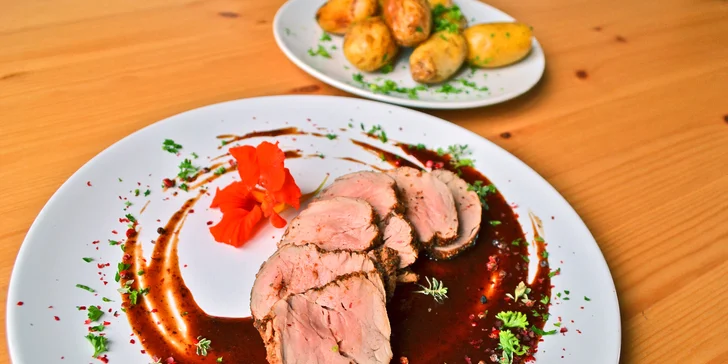 Romantické tříchodové menu při svíčkách: hráškový krém, panenka i vafle
