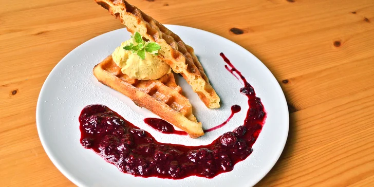 Romantické tříchodové menu při svíčkách: hráškový krém, panenka i vafle