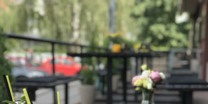 Jedna nebo dvě pizzy podle výběru z devatenácti druhů a řemeslné pivo
