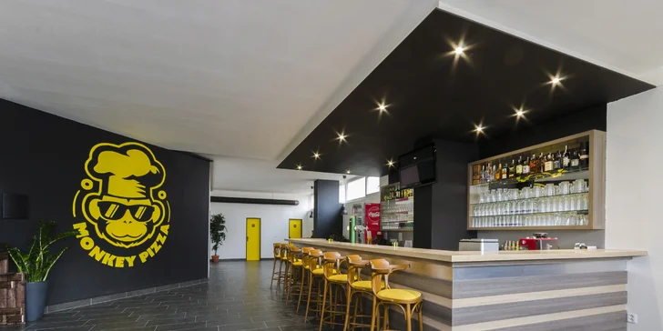Jedna nebo dvě pizzy podle výběru z devatenácti druhů a řemeslné pivo