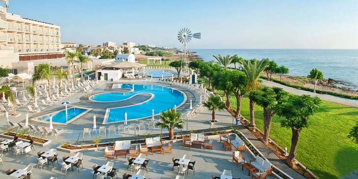 Letecky na krásný jižní Kypr: 10 nebo 11 nocí v hotelu u pláže a s all inclusive