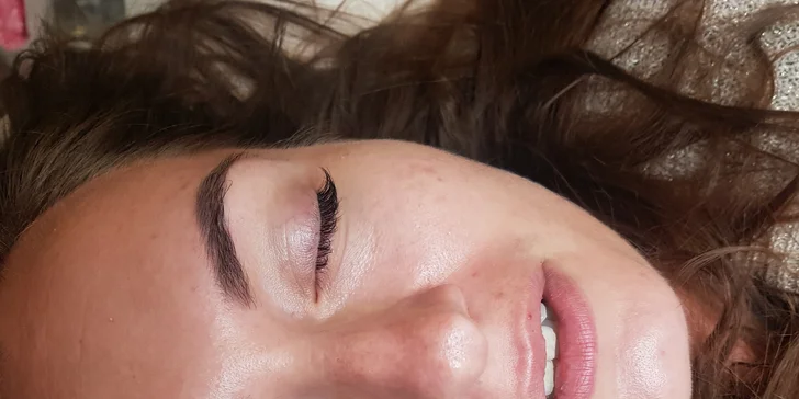 Krásná hned po probuzení: Permanentní makeup obočí metodou shading ombre