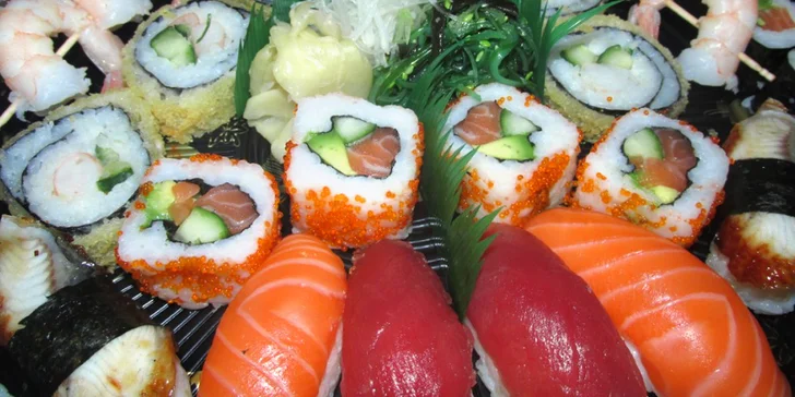 31 nebo 54 kousků sushi: s krevetami, lososem, úhořem, chřestem i tuňákem
