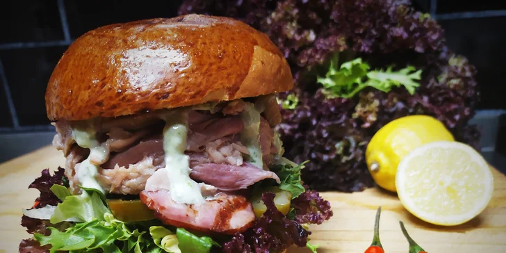 Prasátkový superburger z trhaného masa, v máslové housce s grilovanou slaninou pro 1 či 2 osoby