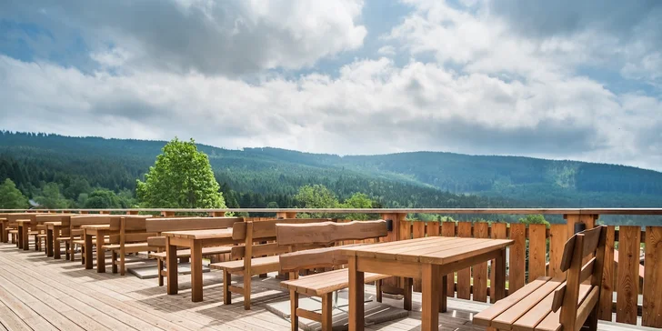 Moderní hotel na Šumavě: polopenze i neomezený vstup do vyhřívaného bazénu