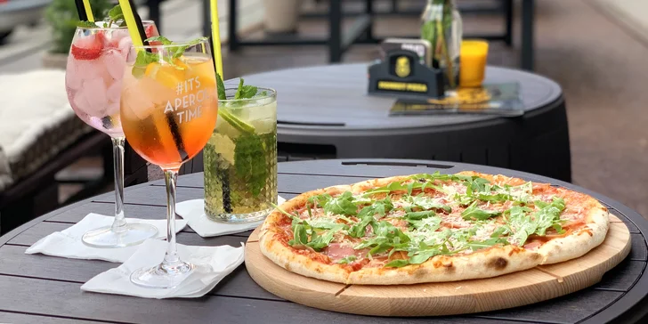 Jedna nebo dvě pizzy podle výběru z devatenácti druhů a řemeslné pivo