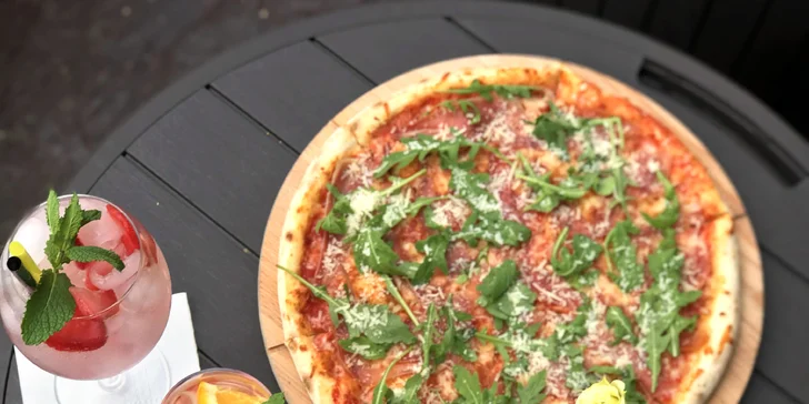 Jedna nebo dvě pizzy podle výběru z devatenácti druhů a řemeslné pivo