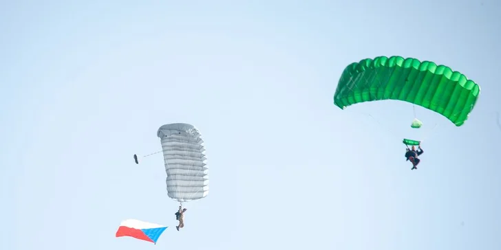 Celodenní vstupenka na tradiční leteckou show v Hradci Králové
