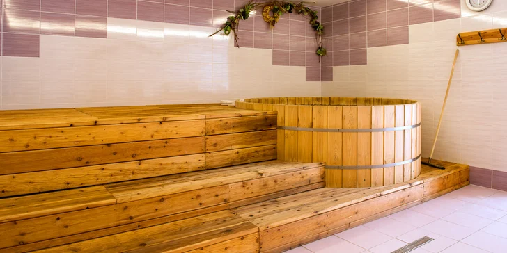 Romantika pro dva: wellness ve vířivém sudu s mísou ovoce, sektem nebo pečenými žebry