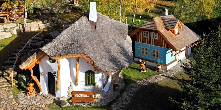 Rodinný pobyt v Pohádkové vesničce s polopenzí a vstupem do bazénu
