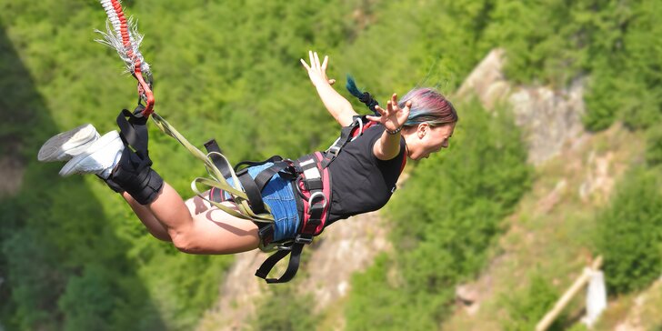 Extrémní bungee jumping z televizní věže v Harrachově