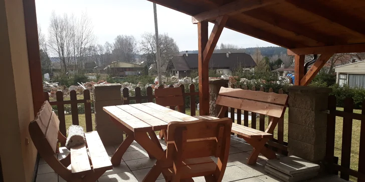 Součástí apartmánu U Bromildy je i terasa s posezením.