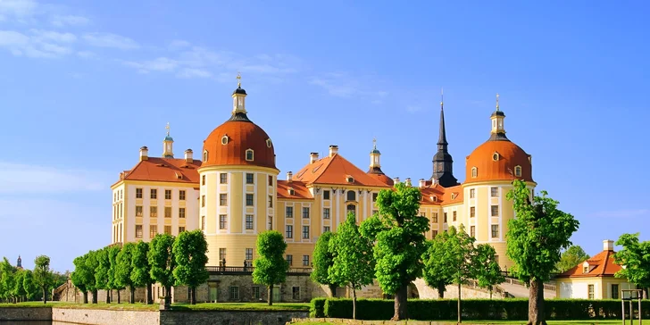 Původně lovecký zámeček proslavila nejenom slavná česká filmová pohádka. Na zámku je jedna z nejvýznamnějších evropských sbírek loveckých trofejí a unikátní péřový pokoj zapsaný v seznamu světového dědictví UNESCO.