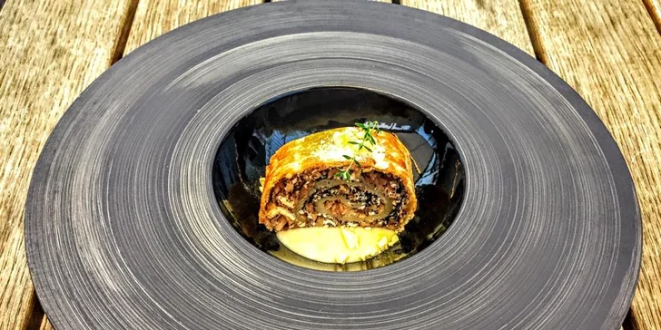 3chodové menu v centru Plzně pro dva: tataráček, panenka sous-vide a jablečný závin
