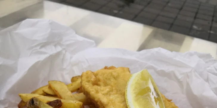 Fish & chips: treska v pivním těstíčku, hranolky z čerstvých brambor a hrášková mayo
