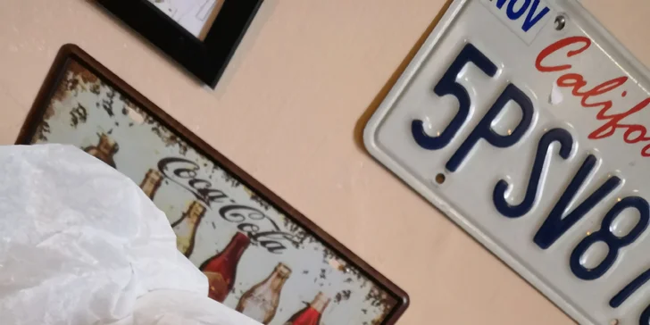 Fish & chips: treska v pivním těstíčku, hranolky z čerstvých brambor a hrášková mayo