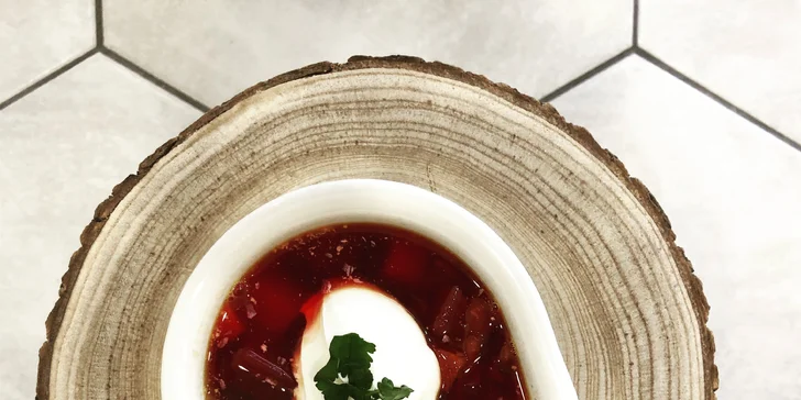 Obědové menu ve fresh baru: polévka dle výběru a mrkvový nebo čokoládový dezert