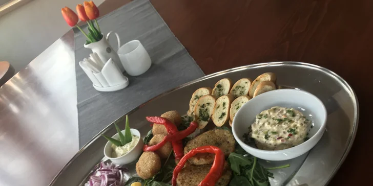 Tvarůžky smažené, v bramboráku i tvarůžkový tatarák včetně přílohy