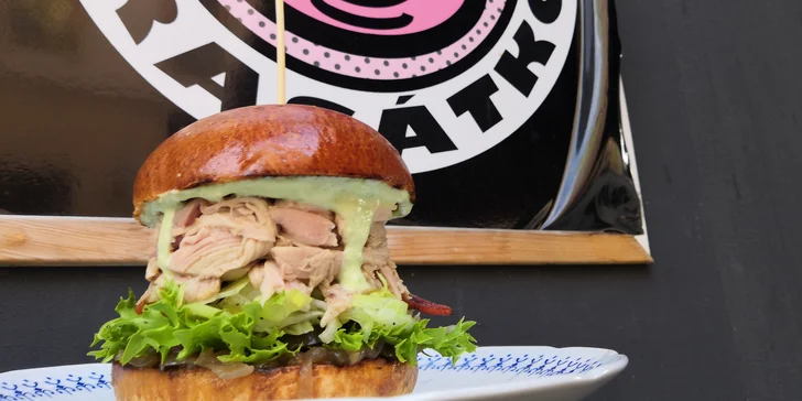Prasátkový superburger z trhaného masa, v máslové housce s grilovanou slaninou pro 1 či 2 osoby