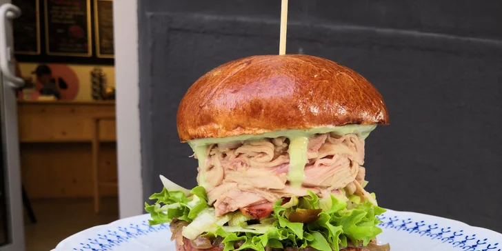 Prasátkový superburger z trhaného masa, v máslové housce s grilovanou slaninou pro 1 či 2 osoby