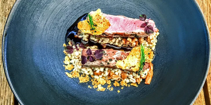 3chodové menu v centru Plzně pro dva: tataráček, panenka sous-vide a jablečný závin