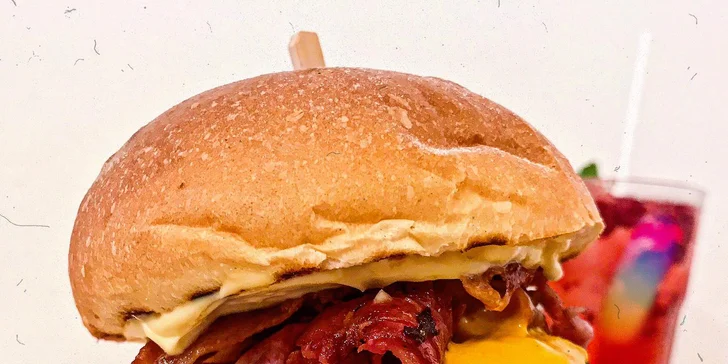 Burger s hranolky dle výběru: guacamole s jalapeños, čedar i limetková majonéza
