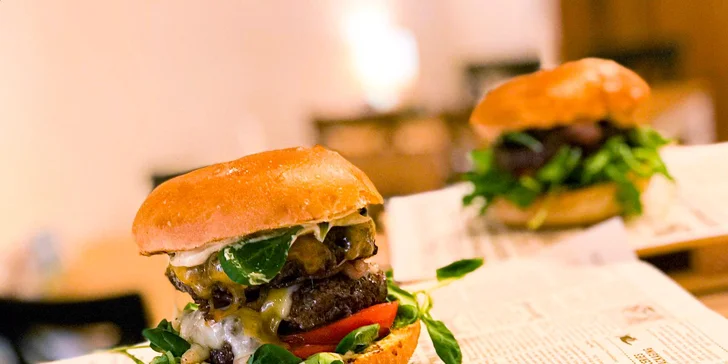 Burger s hranolky dle výběru: guacamole s jalapeños, čedar i limetková majonéza