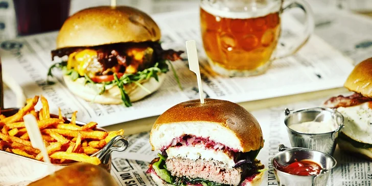 Burger s hranolky dle výběru: guacamole s jalapeños, čedar i limetková majonéza
