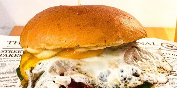 Burger s hranolky dle výběru: guacamole s jalapeños, čedar i limetková majonéza