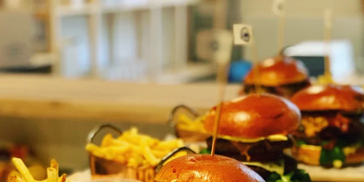 Americké menu na Malé Straně: hovězí burger s čedarem a slaninovou marmeládou a hranolky