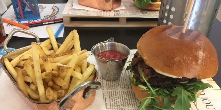 Burger s hranolky dle výběru: guacamole s jalapeños, čedar i limetková majonéza
