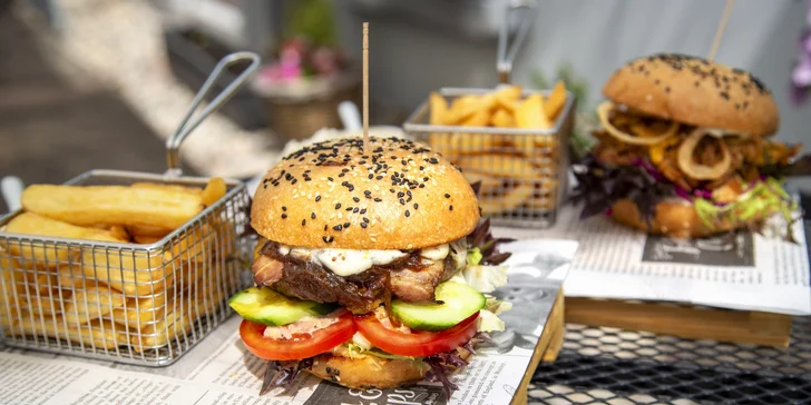 Burger s hovězím nebo trhaným vepřovým, hranolky, majonéza a Coleslaw