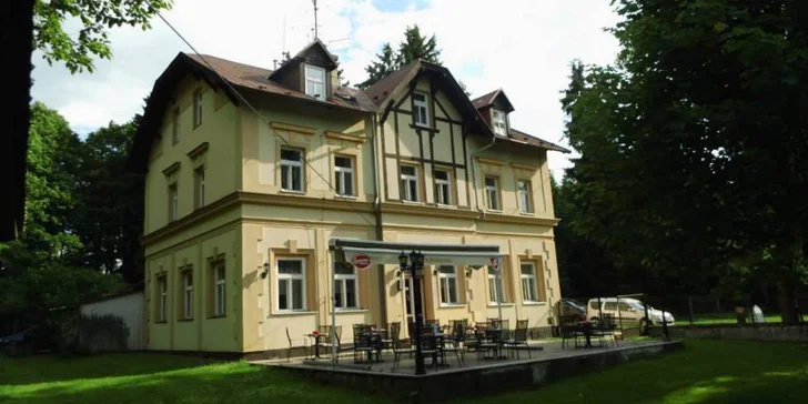 Klidná dovolená v Mariánských Lázních: penzion u lesa, snídaně a káva