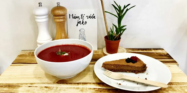 Obědové menu ve fresh baru: polévka dle výběru a mrkvový nebo čokoládový dezert