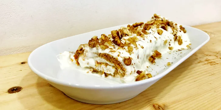 Obědové menu ve fresh baru: polévka dle výběru a mrkvový nebo čokoládový dezert