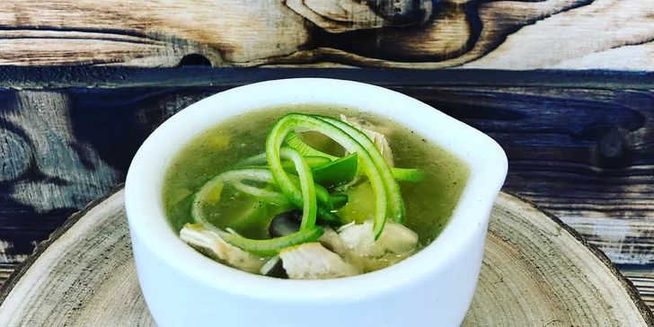 Obědové menu ve fresh baru: polévka dle výběru a mrkvový nebo čokoládový dezert