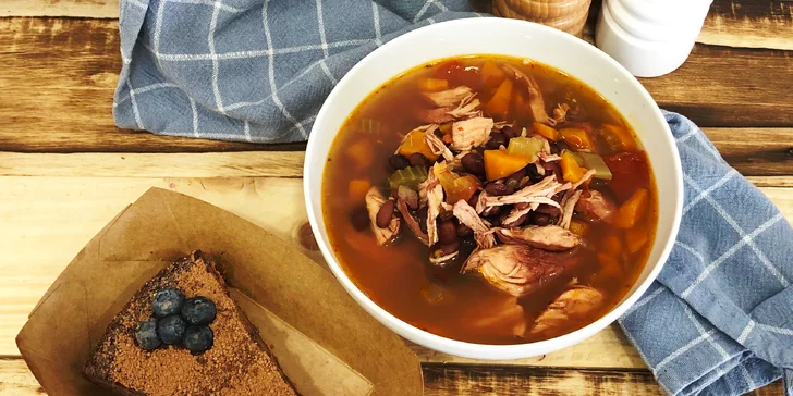 Obědové menu ve fresh baru: polévka dle výběru a mrkvový nebo čokoládový dezert