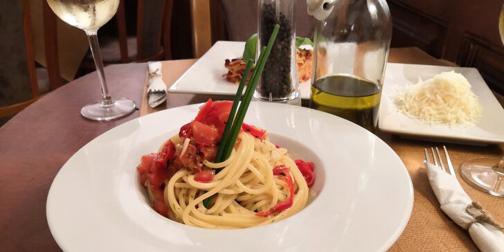 Výběr z italské pasty: lasagne, rigattoni či spaghetti pro 2 osoby i se skleničkou vína