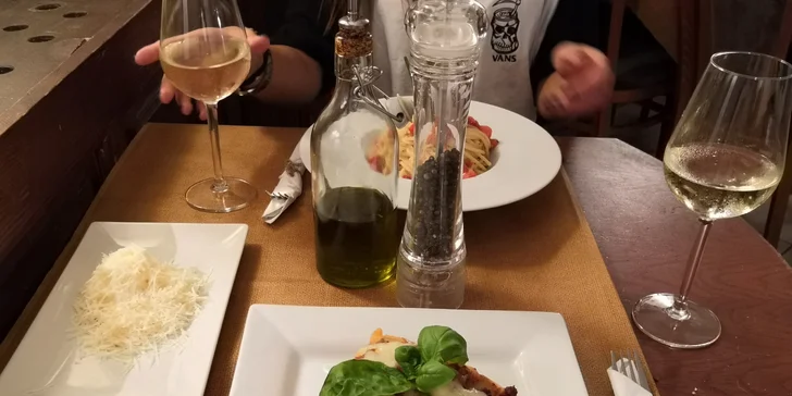 Výběr z italské pasty: lasagne, rigattoni či spaghetti pro 2 osoby i se skleničkou vína
