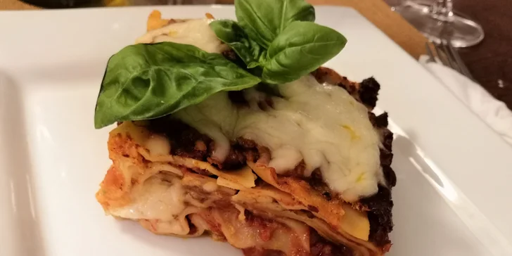 Výběr z italské pasty: lasagne, rigattoni či spaghetti pro 2 osoby i se skleničkou vína