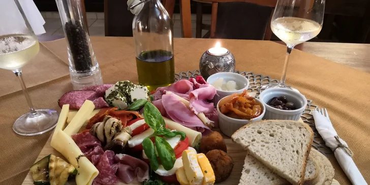 Italská prkénka: výběr sýrů, salámů a zeleniny až pro 6 os.