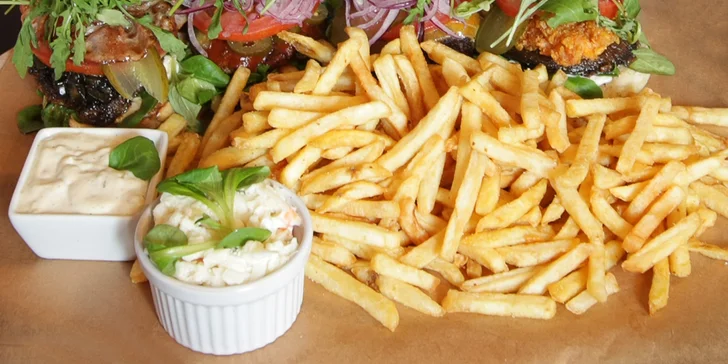 Jídlo jak se patří: menu se 4 miniburgery, hranolky, salátem a domácí limonádou pro dva