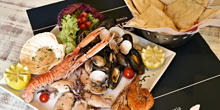 Mořská hostina s vínem a citronovým likérem pro dva v restauraci Casanova